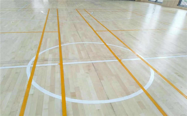 五角楓羽毛球館木地板多少錢一平米？